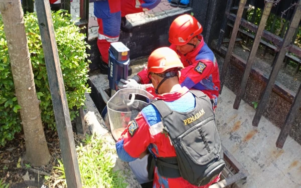 Asyik Main di Selokan, Kaki Bocah 8 Tahun Tersangkut di Besi Penutup, Damkar Surabaya Turun Tangan