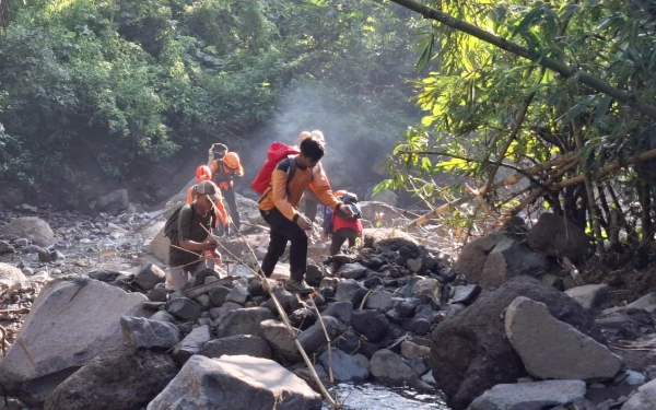 Posisi Pendaki Jatuh di Gunung Saeng Sudah Ditemukan, Tim SAR Belum Bisa Evakuasi