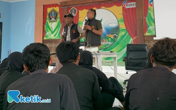 Thumbnail Berita - Bangun Kesadaran Hukum Sejak Dini, PSHT Blitar Gandeng Polres dalam Edukasi Siswa