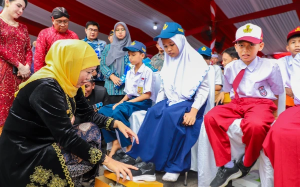 Thumbnail Berita - Tahukah Kamu, Sepatu yang Dipakaikan Gubernur Jatim di Hardiknas 2025 Grahadi Produk Asli Kota Mojokerto, Ini Merk dan Harganya
