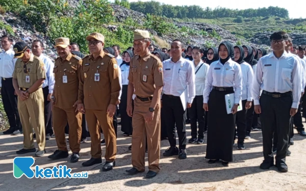 Thumbnail Berita - Bupati Pemalang Lantik 298 ASN di Gunungan Sampah Eks TPA Pesalakan