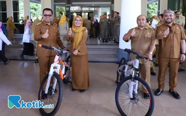 Thumbnail Berita - Genjot Semangat ASN, Wali Kota dan Wakil Wali Kota Batu Bagi-Bagi Sepeda