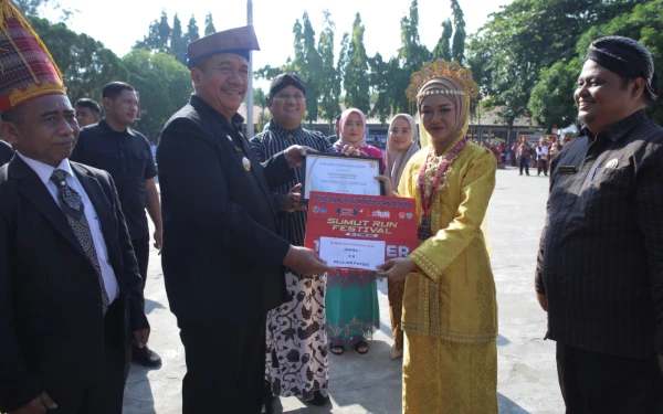 Thumbnail Berita - Peringatan Hardiknas di Halaman SMP Negeri 2 Kisaran, Bupati Asahan Gunakan Tanjak Melayu