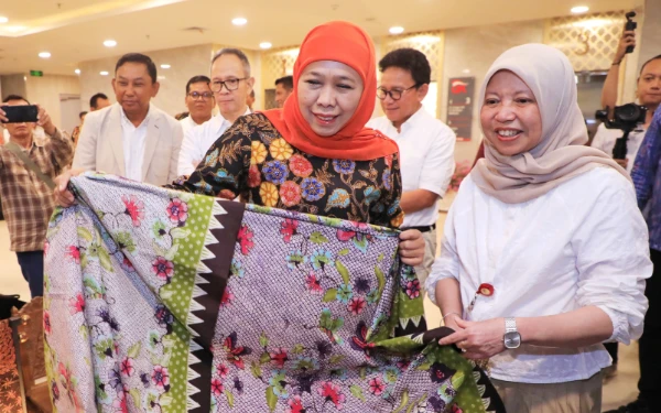 Thumbnail Berita - Gubernur Khofifah Komitmen Bersama OJK Sukseskan Program Pemerintah Pusat, Terbukti Jatim Ungguli Nasional