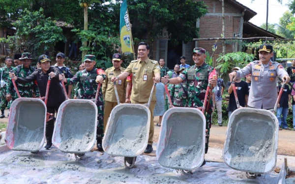 Thumbnail Berita - Percepat Akses Warga, TMMD Reguler ke-124 Bangun Jalan Rabat Beton di Desa Kecapi