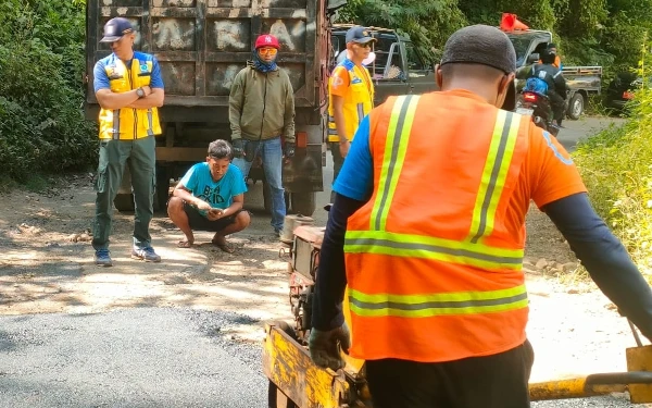 Thumbnail Berita - Jalan Menuju Kawasan Wisata Ijen Diperbaiki Jelang Revalidasi Geopark
