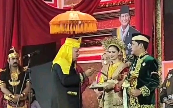 Thumbnail Berita - Penobatan Raja Kebudayaan Banjar Kalimantan, Bupati Nagan Raya Percik Air Suci