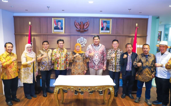 Thumbnail Berita - Khofifah-Emil, PWI dan SPSI Jatim Temui Menteri Maruarar, Diskusi Rumah Subsidi untuk Wartawan, Buruh dan MBR