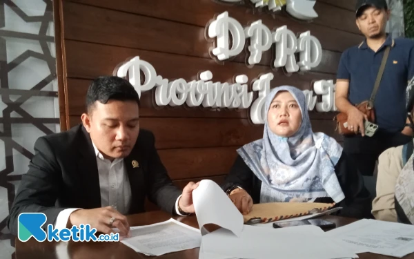 Thumbnail Berita - Belasan Mantan Pekerja PT DSA Curhat kepada Anggota Komisi C DPRD Jatim Fuad Benardi