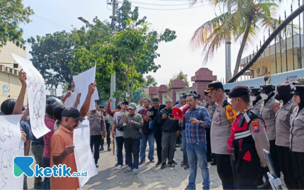 Thumbnail Berita - Desak Usut Dugaan Korupsi Dana Perjalanan Dinas, Forum Gertak Geruduk DPRD Kota Madiun