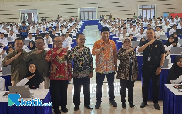 Thumbnail Berita - Bupati Situbondo Beri Dukungan kepada 2.419 Tenaga Honorer yang Jalani Tes PPPK