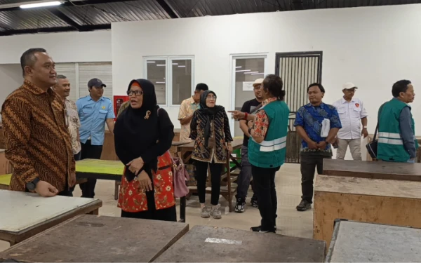 Thumbnail DPRD Surabaya Sidak ke Proyek Revitalisasi Pasar Kembang, Pastikan Rampung