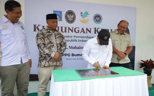 Thumbnail Berita - SPPG Bumdes Tridadi Diresmikan Menko PM RI, Bupati Harda: Sleman Komitmen Dukung MBG