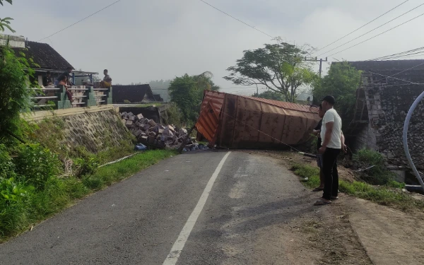 Thumbnail Berita - Diduga Rem Blong, Kontainer Muat Air Kemasan Terguling di Tanjakan Sigro Tuban