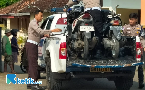 Thumbnail Berita - Nyebrang Jalan Beli Polar, Kakek Tumari Diseruduk Vario di Pertigaan Sukoharjo Pacitan