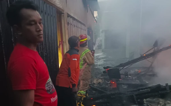 Thumbnail Berita - Pasar Mojoduwur Jombang Terbakar, Lapak Pedagang Hangus
