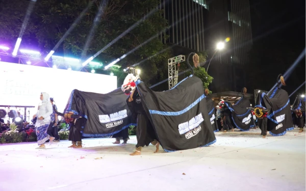 Thumbnail Berita - Bantengan Putra Mandala Kota Malang Sukses Tampil Hibur Wali Kota Se-Indonesia di Surabaya