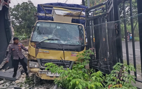 Thumbnail Berita - Ditinggal Turun Pengemudi dalam Kondisi Menyala, Truk Tabrak Toko Pertanian di Tuban