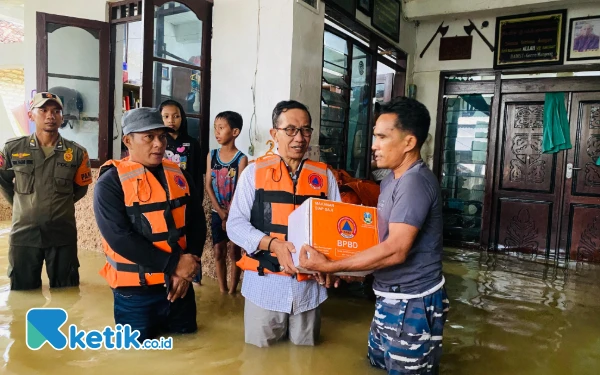 Kunjungi Korban Banjir, Bupati Pamekasan Janjikan Solusi Tuntas dari Hulu ke Hilir Sungai