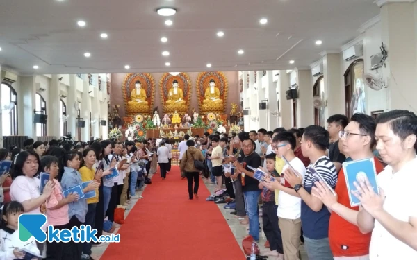 Ribuan Umat Buddha Padati Wihara Dharmakirti Palembang, Rayakan Tri Suci Waisak dengan Khidmat dan Semangat Kebersamaan