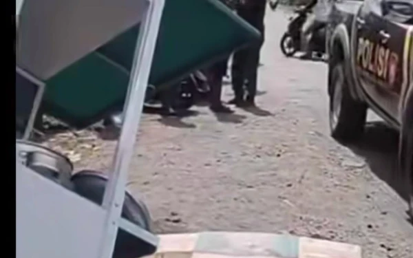 Thumbnail Berita - Ngebut di Jalan Desa di Jember Hingga Tabrak Pedagang Cilok, Pemotor Meninggal
