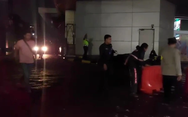 Thumbnail Identitas Pria Jatuh dari Tunjungan Plaza Terungkap, Polisi Selidiki Penyebab Kematian