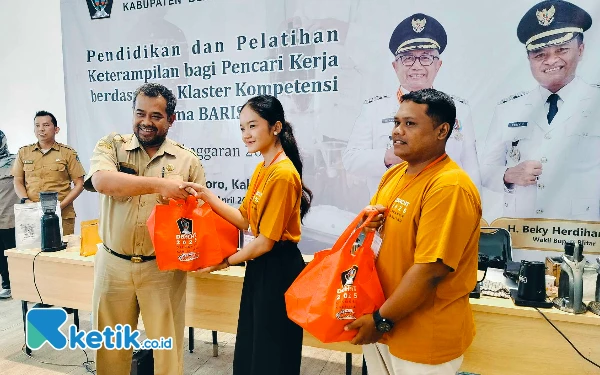 Thumbnail Berita - Disnaker Kabupaten Blitar Tutup Pelatihan Barista: Dorong Lulusan Bersertifikat Siap Terjun ke Industri Kopi