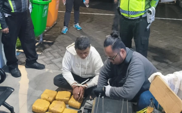 Thumbnail Berita - Kurir Sabu Malaysia Diringkus PJR Polda Jatim di Exit Tol Waru Gunung, Kronologinya Seperti Film Action