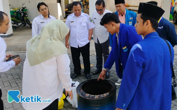 Thumbnail Berita - PMII Pacitan Kenalkan Alat Pembakaran Sampah Minim Asap ke DLH