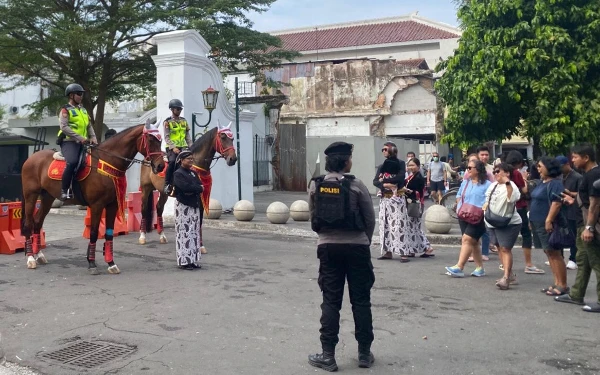 Thumbnail Berita - Aksi Gagah Kuda Polisi Curi Perhatian Wisatawan di Malioboro