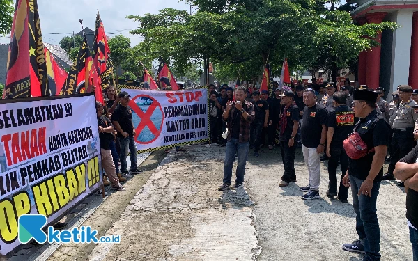 Thumbnail Berita - Ratusan Massa GPI Demo di DPRD Blitar, Tolak Pembangunan Gedung Kejaksaan Baru di Kanigoro