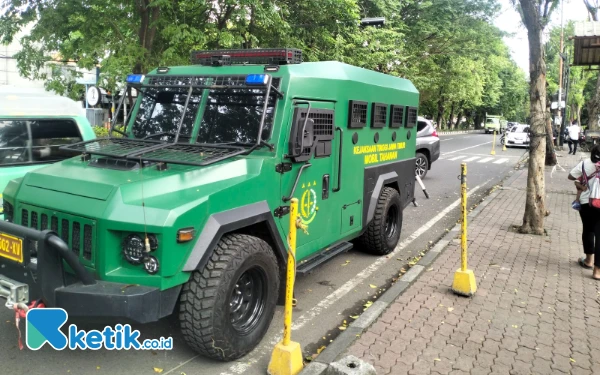 Mirip Kendaraan Taktis, Mobil Tahanan Kejati Jatim Bikin Heboh Pengunjung PN Surabaya