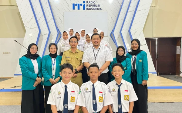 Thumbnail Mahasiswa Unisma Latih Public Speaking Siswa Melalui VOXA 13 Podcast