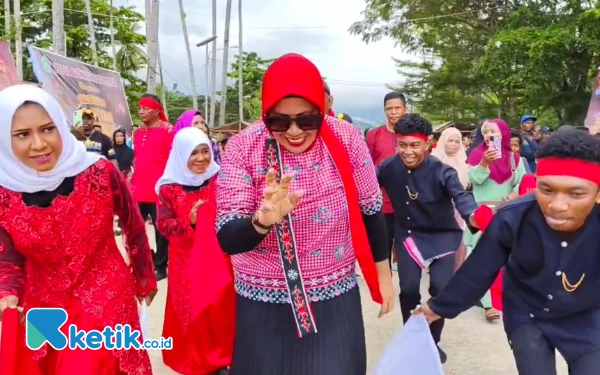 Thumbnail Hadiri HUT Pattimura, Ketua GOW Raja Ampat Ikut Menari Lalayon Saat Penjemputan