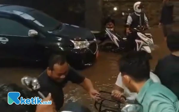 Thumbnail Berita - Hujan Deras Tiga Jam, Parkiran Perpustakaan Nasional Bung Karno Terendam Banjir