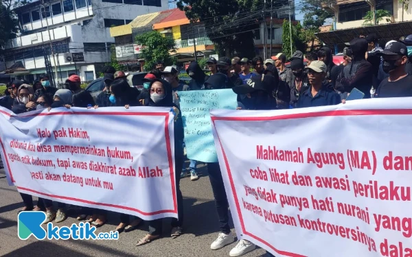 Thumbnail Berita - Praperadilan Tersangka Kasus KDRT dan Penelantaran Anak Dikabulkan, Massa Demo Pengadilan Tinggi Palembang