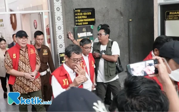 Thumbnail Berita - Berkas Perkara Lengkap, Kejati Sumsel Limpahkan Mantan Gubernur Bengkulu dan 4 Tersangka Korupsi Lahan Sawit ke JPU