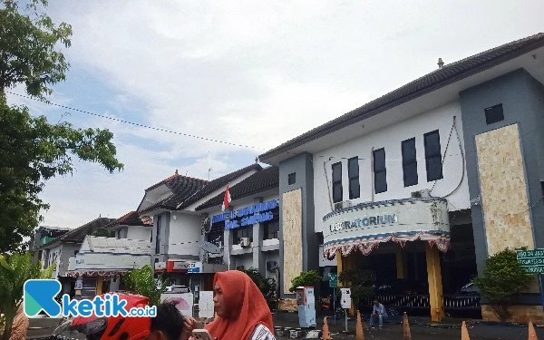 Pasien Rawat Inap Dirawat di Depan Kamar Mandi, Keluarga Kritik Pelayanan RSUD dr. Mohammad Zyn Sampang