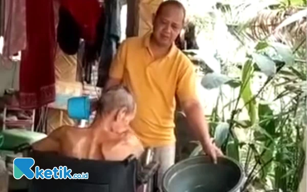 Thumbnail Berita - Sosok Iptu Ubaidillah, Kasie Humas Polres Madiun Kota yang Tempuh Jarak Jauh Demi Rawat Ayah