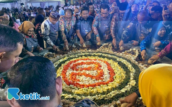 The Legend of THR, Festival Rujak Uleg 2025 Hidupkan Kenangan Surabaya Tempo Dulu