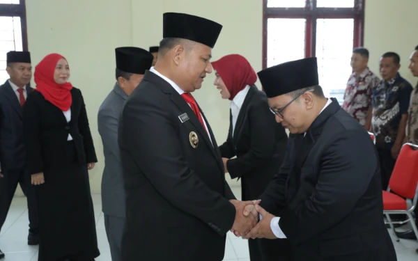 Thumbnail Berita - Wakil Bupati Asahan Lantik Dua Pejabat Disdukcapil