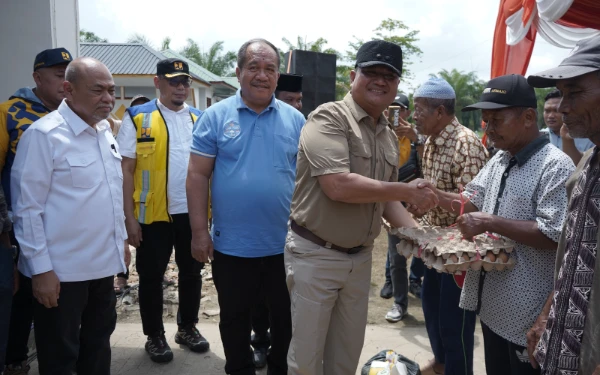 Thumbnail Berita - Bupati dan Wakil Bupati Asahan Serahkan Bantuan Tanggul Jebol Desa Sei Dua Hulu
