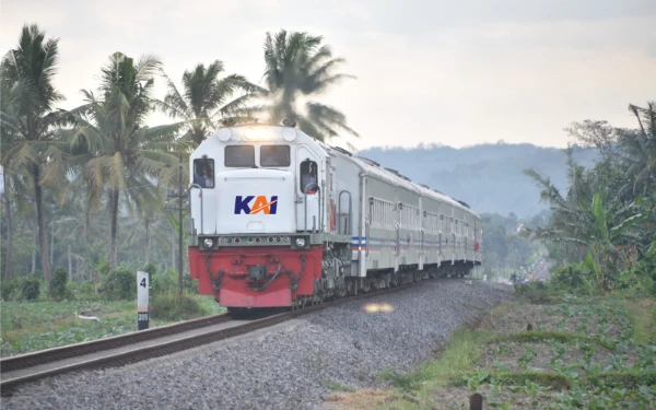 Thumbnail Berita - Murah Meriah, Cuma Rp 8 Ribu, Bisa Nikmati Perjalanan Kereta Api Banyuwangi-Jember