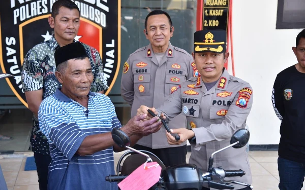 Thumbnail Berita - Motor Curian Kembali ke Pemilik, Polres Bondowoso Tegaskan Tak Pungut Biaya Sepeserpun