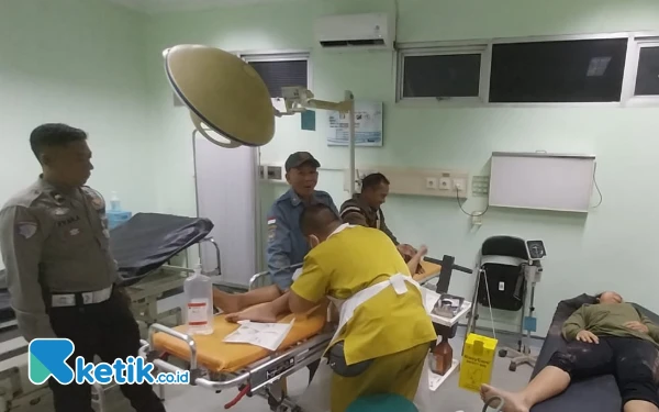 Thumbnail Berita - Polresta Bandung Gercep Bantu Bencana Longsor, 2 Bangunan Ambruk 3 Korban Luka