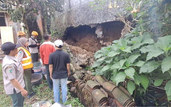 Thumbnail Berita - Longsor di Kota Batu Sebabkan Saluran Irigasi Terputus