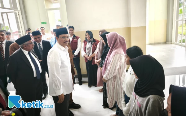 Thumbnail Berita - Beri Gambaran Sekolah Rakyat, Gus Ipul Ajak Calon Siswa ke IIBS Al Hikmah Batu