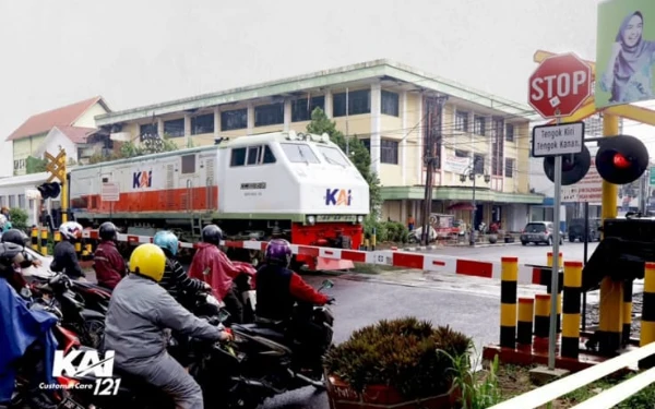 Thumbnail Berita - KA Malioboro Ekspres Tabrak 7 Pemotor di Magetan, Diduga Akibat Palang Pintu Terbuka