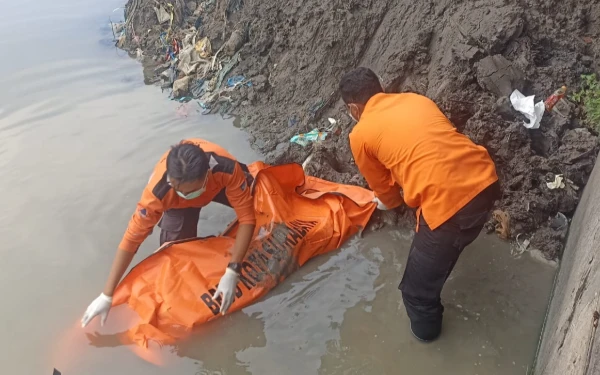 Thumbnail Sempat Dikira Boneka, Jenazah Anak 10 Tahun Ditemukan Mengambang di Sungai Kalimas Surabaya