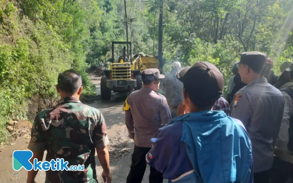 Thumbnail Berita - Longsor Tutup Akses Jalan Pura Luhur Giri Arjuno Kota Batu